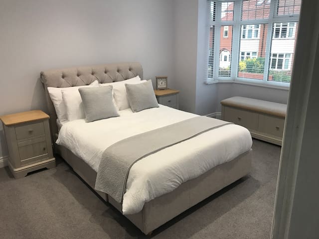 Modern room including breakfast & private bathroom