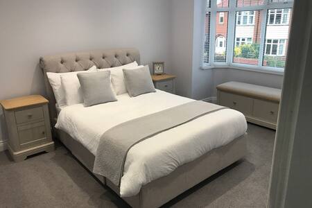 Modern room including breakfast & private bathroom