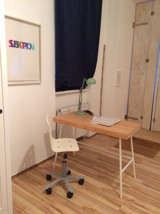 with writing desk/ ...mit Schreibtisch