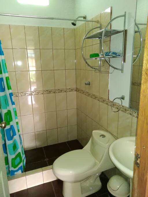 Amplió baño del area compartida.