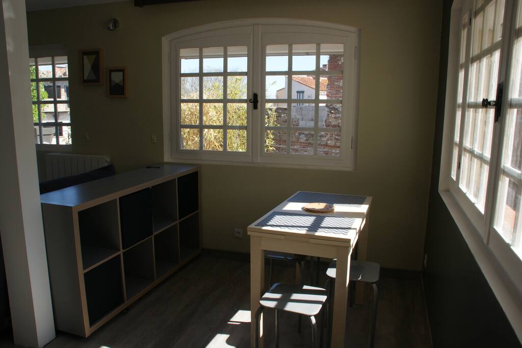 coin repas, pièce très lumineuse (3 fenêtres). Table dépliable pour 4 personnes.