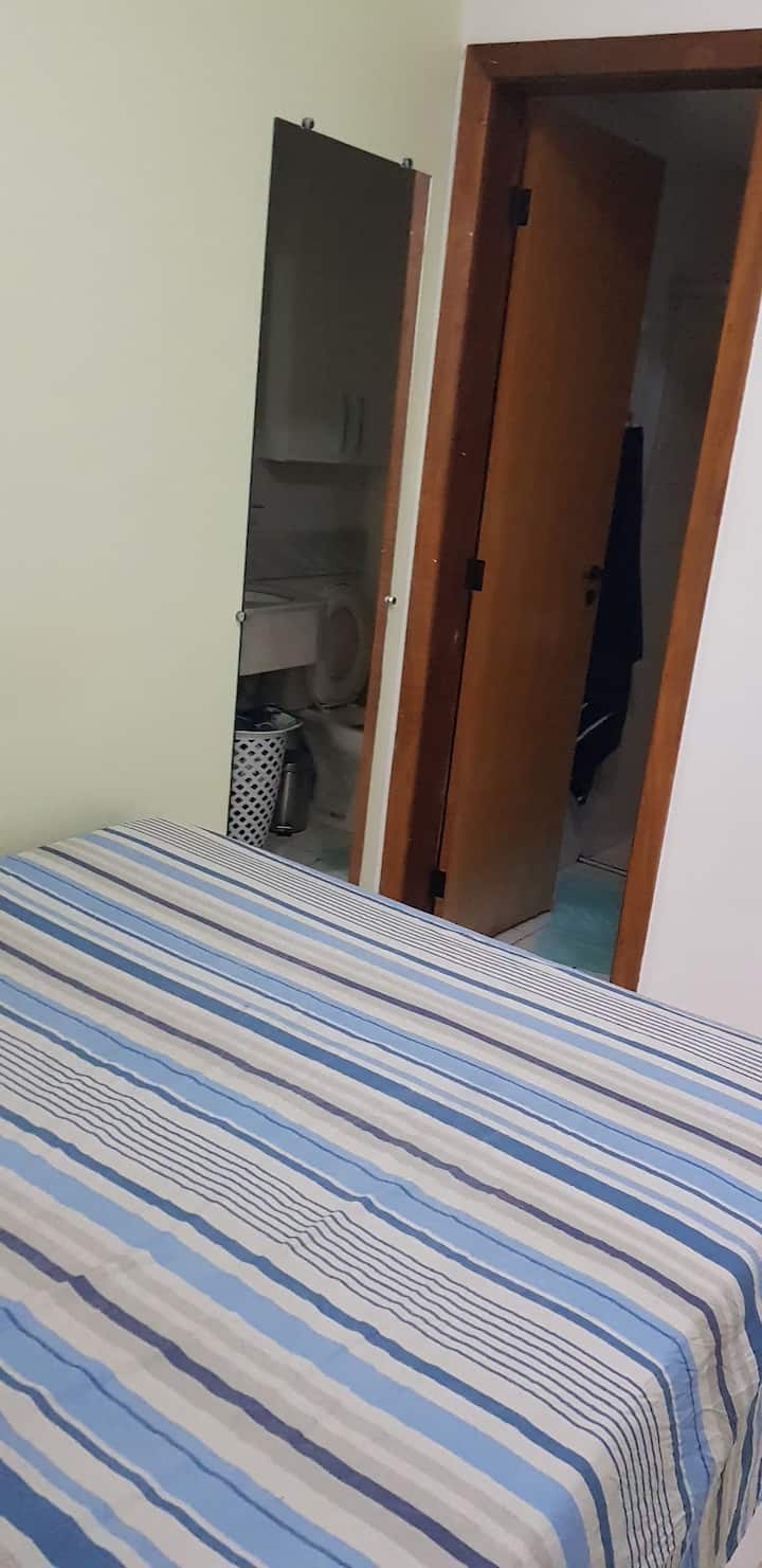 从卧室角落到配有全身镜的卫生间的景观，可通过卧室进入卫生间。