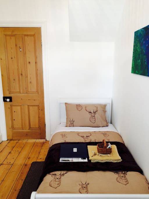 Cosy single bedroom.
