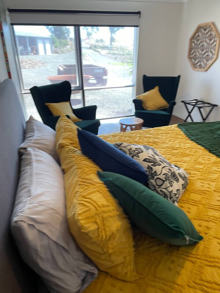 Chumba cha kulala 2 kimepambwa vizuri na kina nafasi kubwa. 