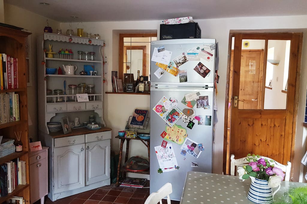 Kitchen / diner - lots of cookbooks for you to use!