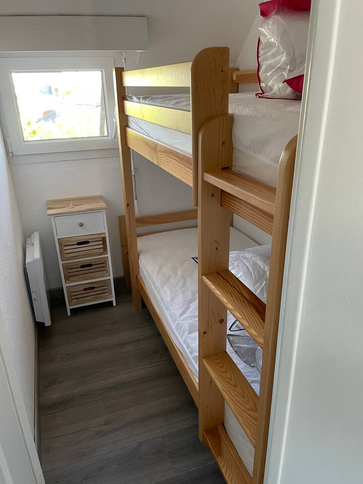 Lits superposés ne convient pas aux adultes.