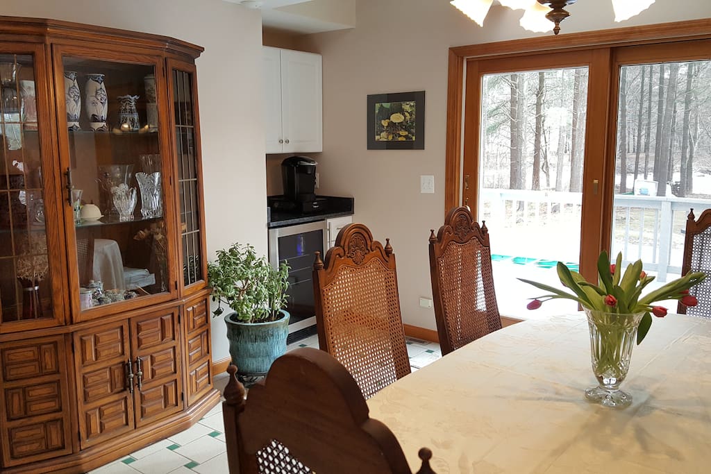 dinning room/small beverage counter and wine cooker