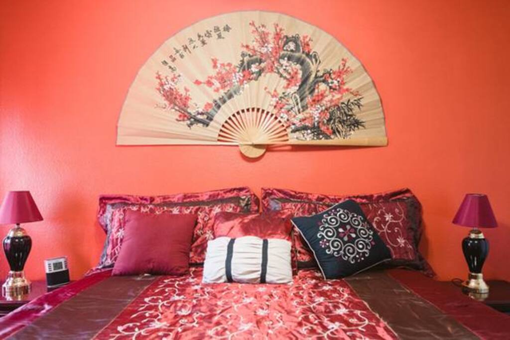 California King bed, 72/84
very comfortable and with manbu fiber pillows