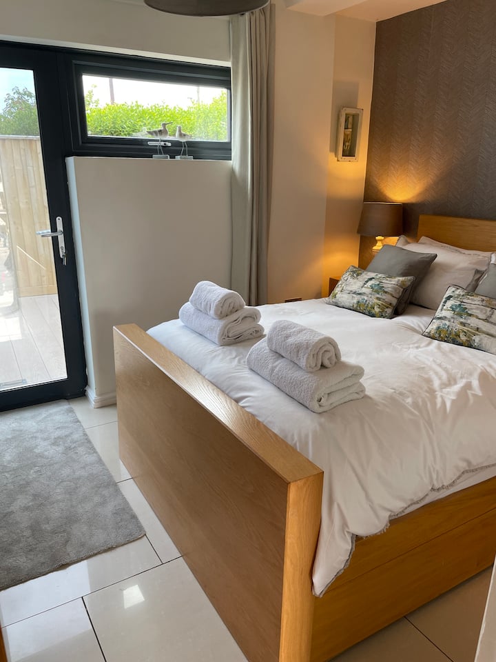 ห้องนอน 1 - ห้องนอนใหญ่มีประตูทางเข้า ห้องนอนนี้มีทางเข้าห้องน้ำ