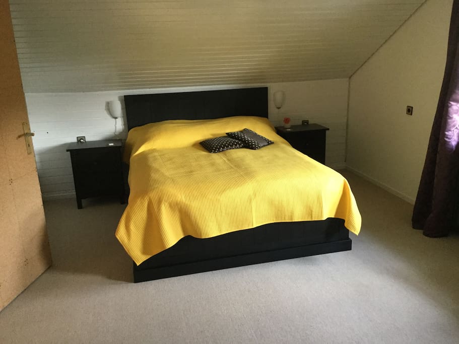 Schlafzimmer mit Doppelbett - Queen-size Bedroom - cuarto principal con cama doble