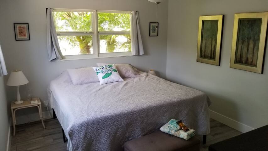 West Palm Beach oasis (Turtle Cove) master suite