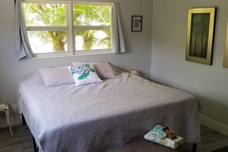 West Palm Beach oasis (Turtle Cove) master suite