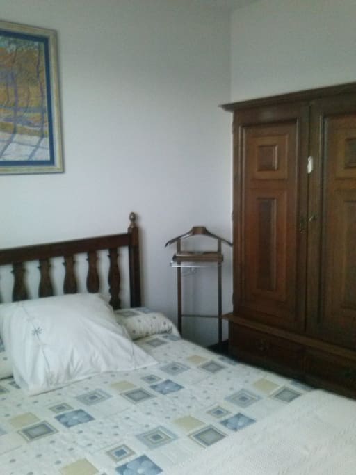 Cama 135,armario estilo castellano