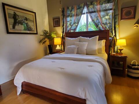 AlohaOhana ~ Resort Style, Pool, Botanical Garden!