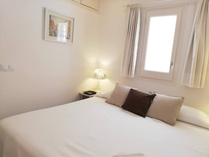 חדר השינה הראשי עם מיטה בגודל 180 ס"מ