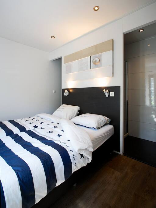 Master Bedroom met tweepersoonsbed en badkamer