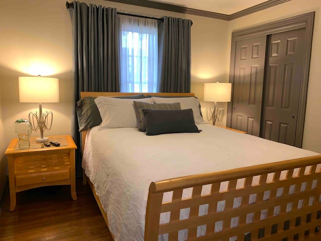 Mins to Downtown, Shops & Mountains. HotTub Access