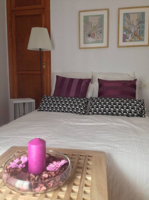Habitación muy luminosa con balcón
