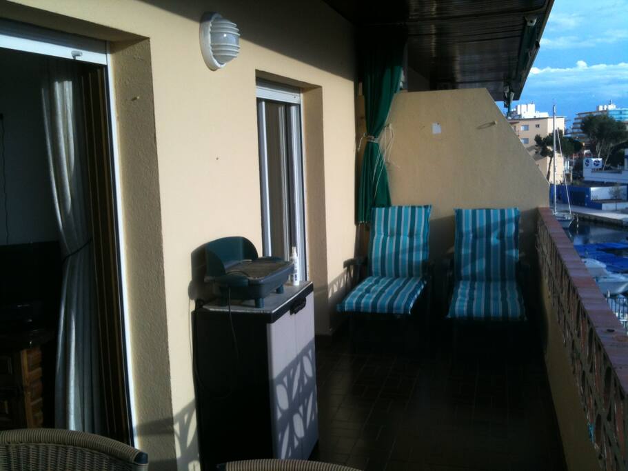 Terrasse avec bains de soleil et barbecue