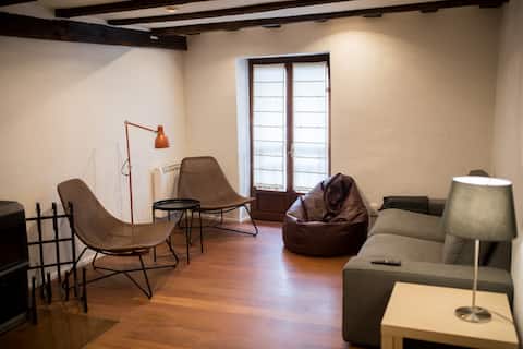 Downtown/WiFi/Air conditioning/Movistar+ everything. Bike storage.