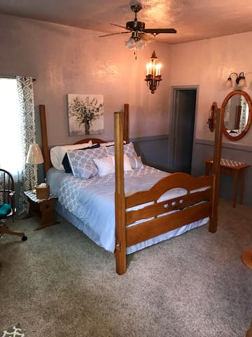 Greenfield German Cottage-minutes to downtown Indy