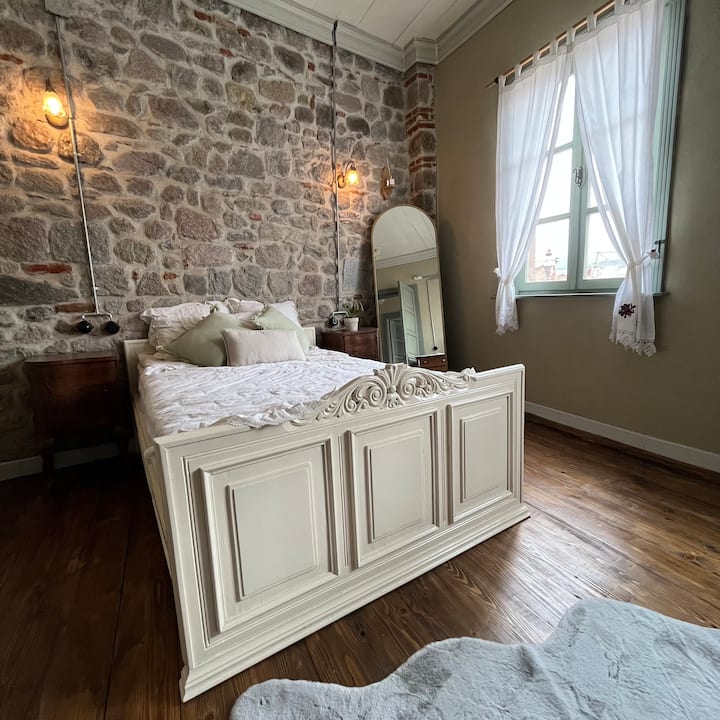 100% cotton bed linen, spare pillow cases and linens available