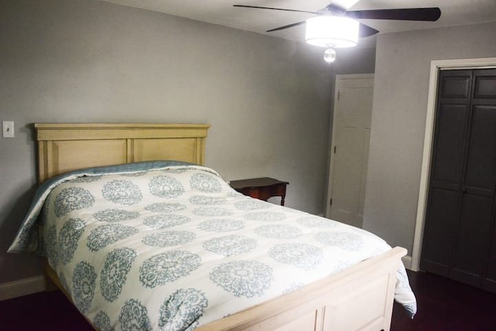 2nd floor 3rd bedroom, spacious, light filled, w queen bed lake & beach views 