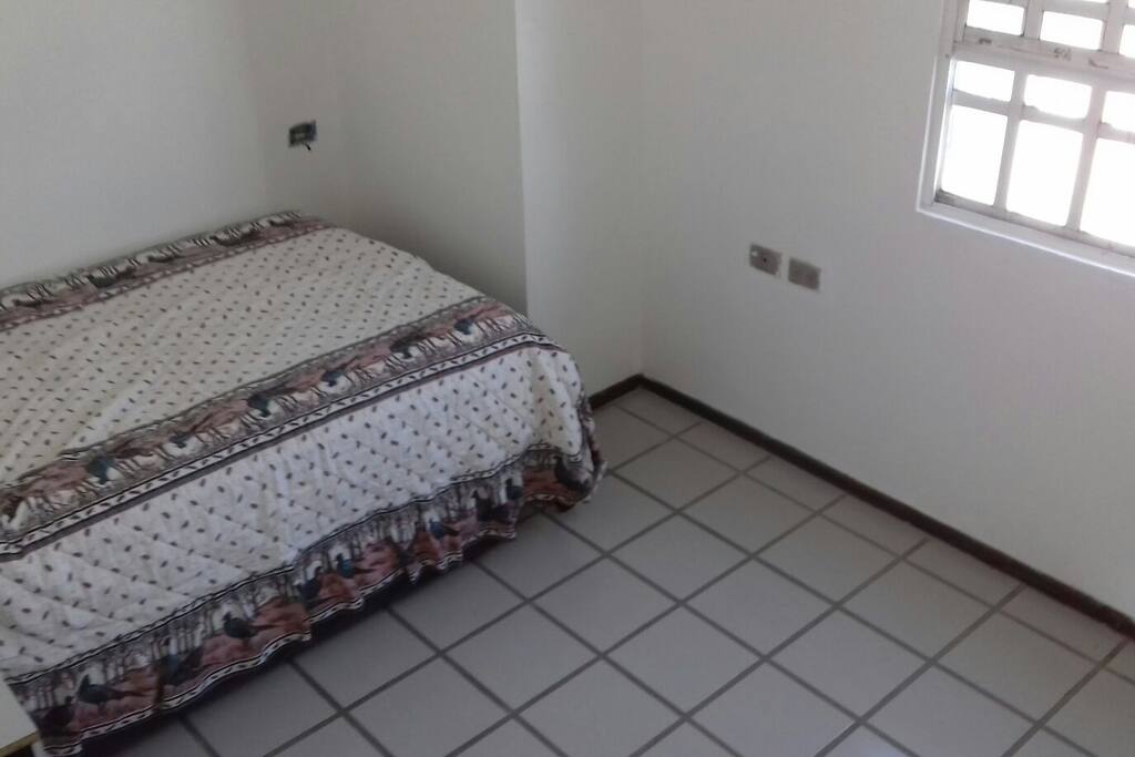 Recamara 1 con cama matrimonial y cama canguro tamaño matrimonial, buro, tocador