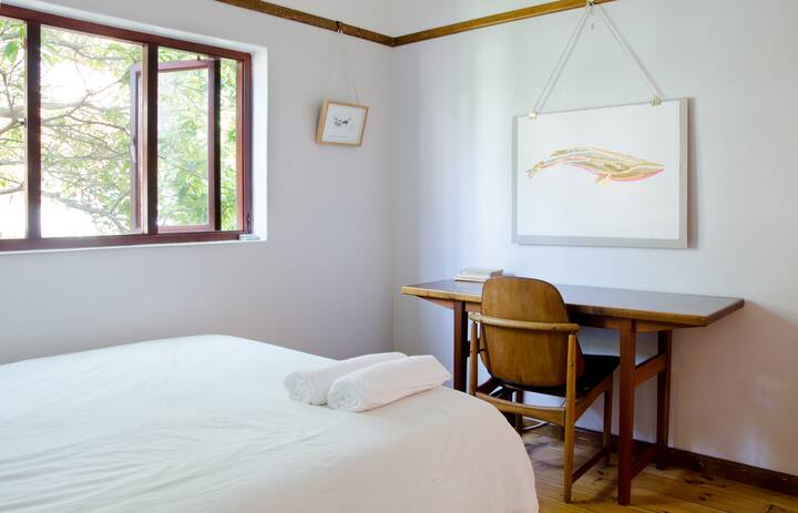 Втора спалня със собствено бюро и вградени шкафове.