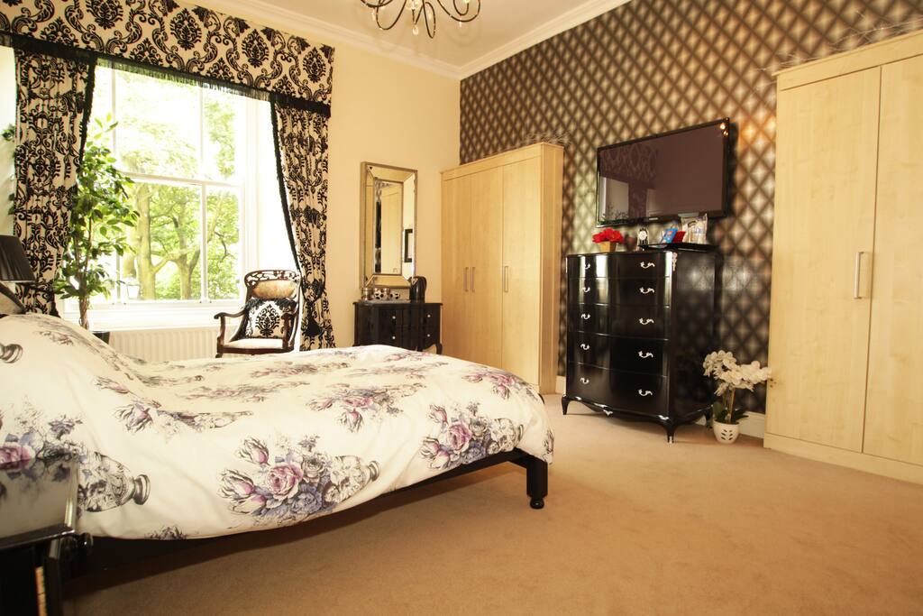 Luxurious double bedroom with en-suite bathroom
