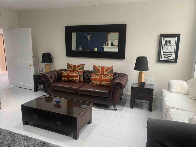 Fabulously spacious basement flat city centre gallery image 2