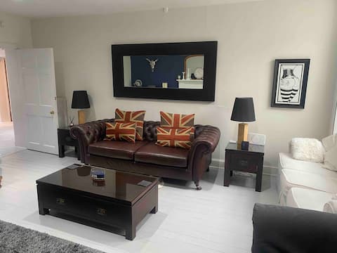Successful Airbnb property: Fabulously spacious basement flat city centre in Leith Walk