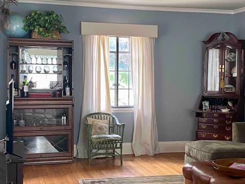 Top Airbnb: Gracious 1920s Georgian close to hosp & colleges in Syracuse