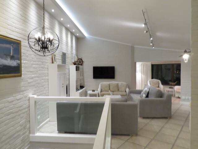 Beautiful spacious house with stunning views gallery image 3