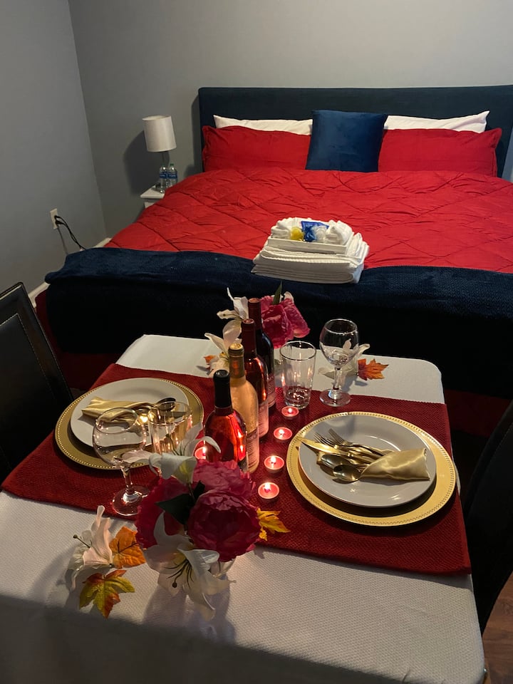 We take extreme joy in decorating for special occasions. Are you celebrating a birthday, anniversary, proposing, a baby shower or an other special events? We will decorate any section or entire apartment for you. Please ask us for detail.