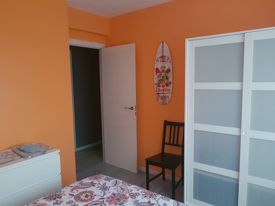 habitación cama doble naranja