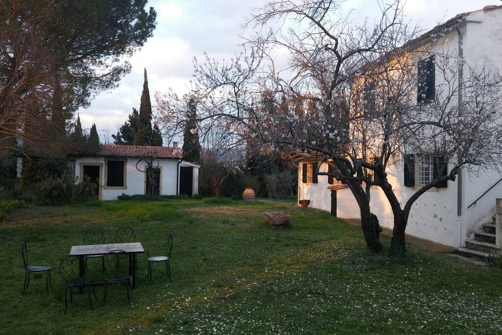 giardino del podere Vignagrande dove si trova il Casale Forno