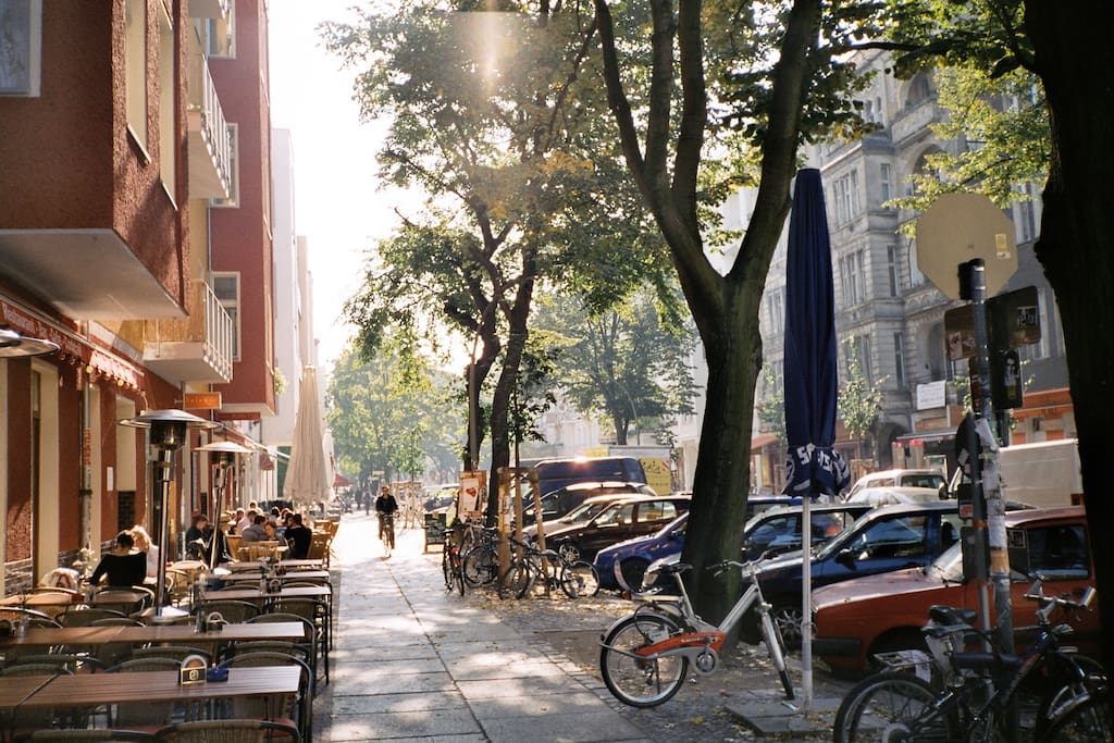 Café in Simon-Dach-Straße, less than 5 minutes walk from the flat