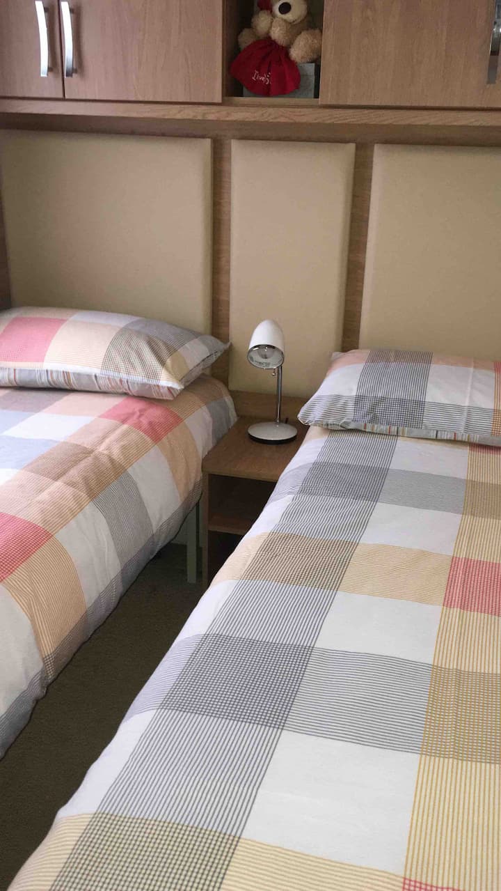 Dos camas individuales en el dormitorio 2.