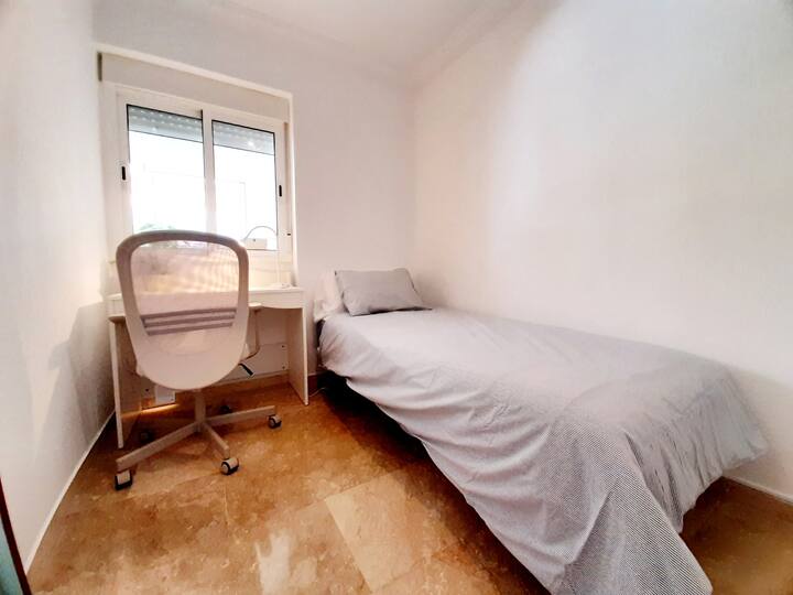 [Habitacion azul - Dormitorio 3]
- Cama individual de 90x200
- Espacio de trabajo con silla ergonómica 
- Persiana
 - Ventilador de techo con luz regulable y función aire frío o cálido