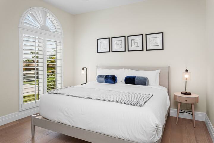 [Spálňa č.5] Luxusná úplne nová posteľ King a priľahlá kúpeľňa Jack and Jill