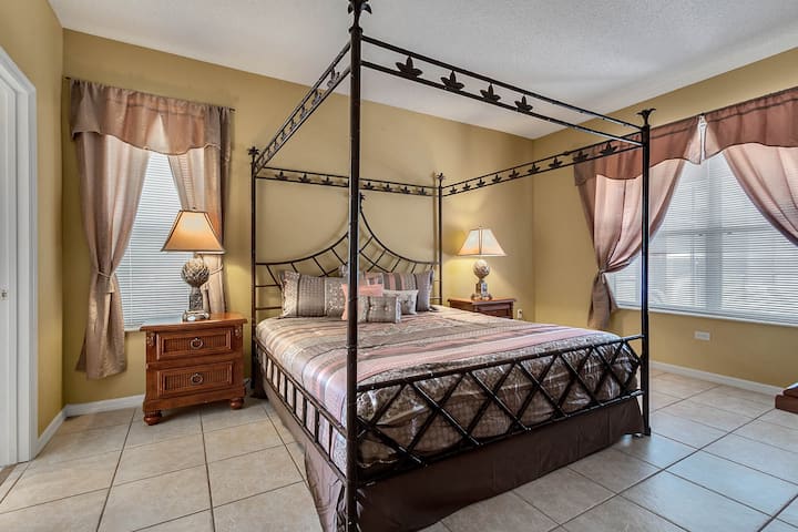 Dhomë gjumi "king master" në katin e poshtëm