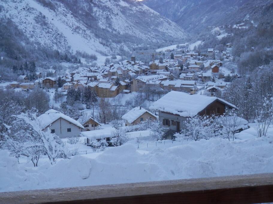 Vue du chalet sur le village en hiver