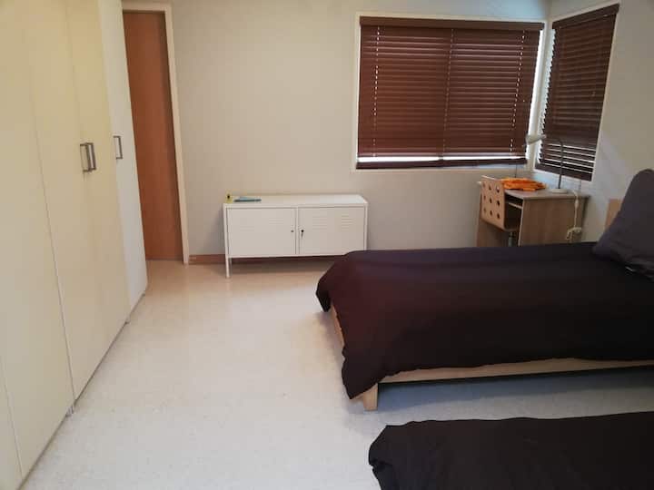 Chumba Na. 3 na Vitanda Viwili vya Mtu Mmoja