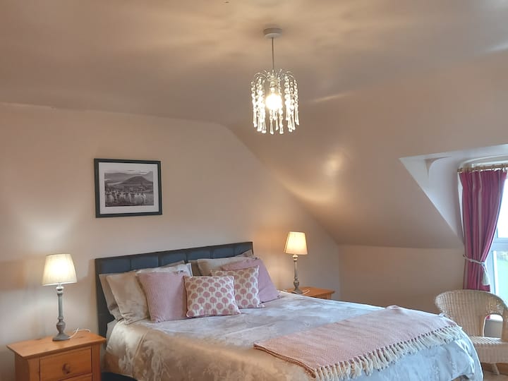 Upstairs kingsize ensuite საძინებელი 