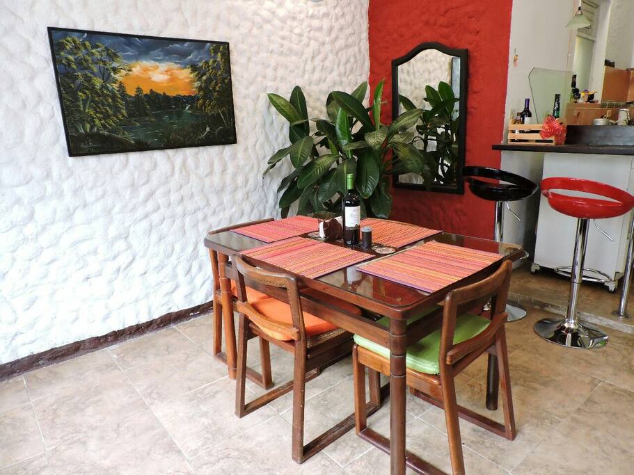El comedor para 4 personas y 2 en la barra.
