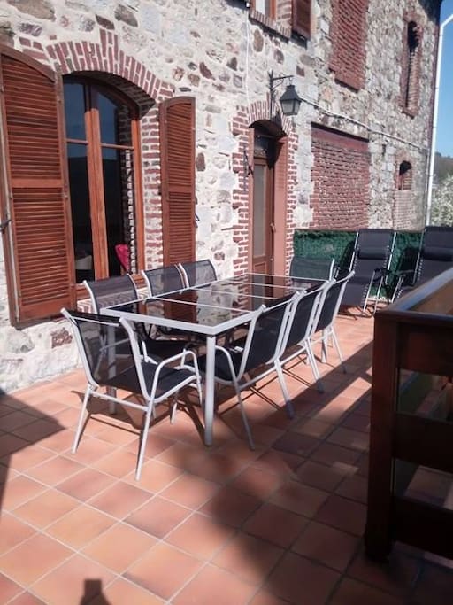 Terrasse avec accès libre au Jardin.
Accès direct à la pièce de vie
