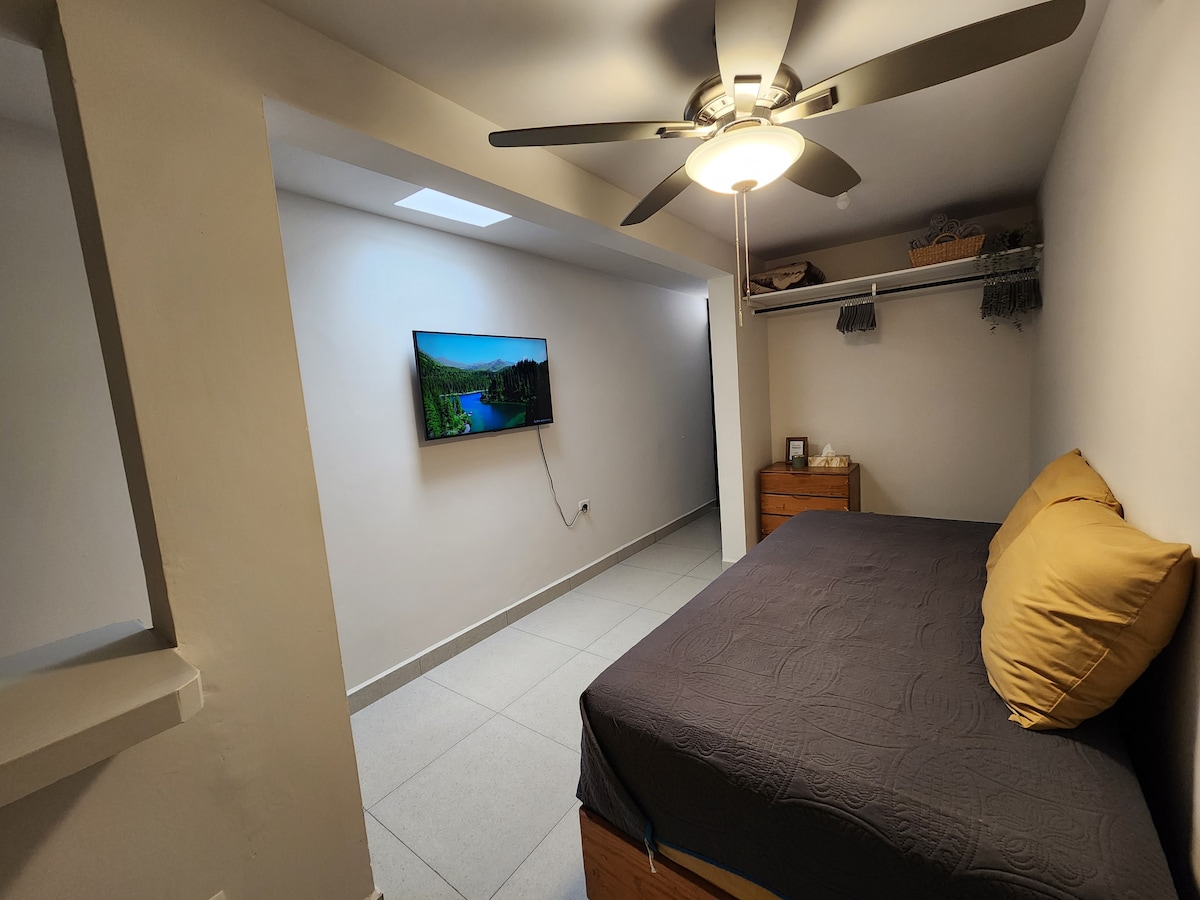 Dhomë e pavarur në zonën e Qarkut Tec, që ndodhet 5 minuta më këmbë nga Tec. Në zonë mund të gjesh siguri të mjaftueshme, restorante, parqe  dhe dyqane të ndryshme.