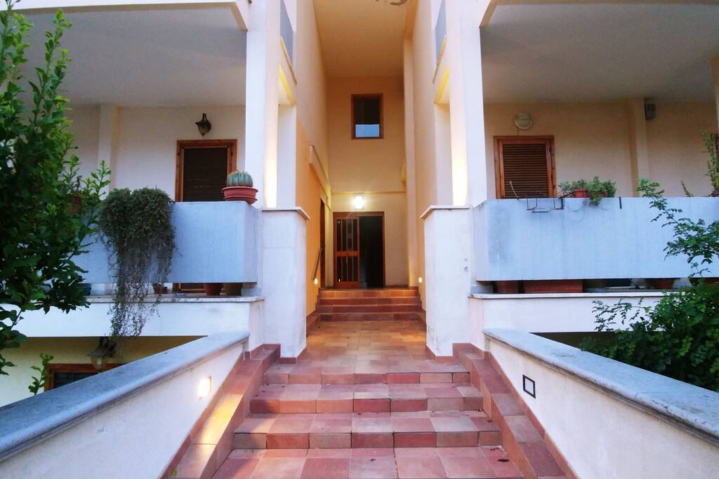 L'ingresso del palazzo.