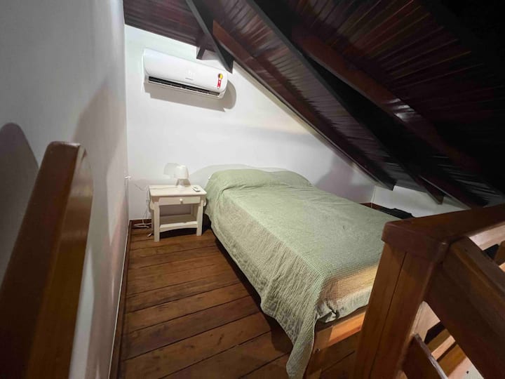 Podkrovie s manželskou posteľou, posteľná bielizeň nie je zahrnutá . 